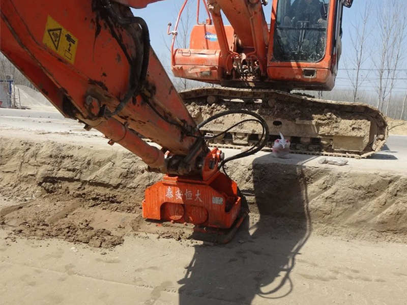 挖掘機(jī)振動夯實(shí)機(jī)